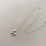 Colar de prata esterlina S925 com design de flor de ovo. Joia especial e charmosa, perfeita para presentear mulheres. — foto 2