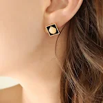 Brincos acrílicos em formato de concha, estilo francês, aço titânio. Design elegante e com temperamento, perfeitos para adicionar charme ao seu visual. — foto 2