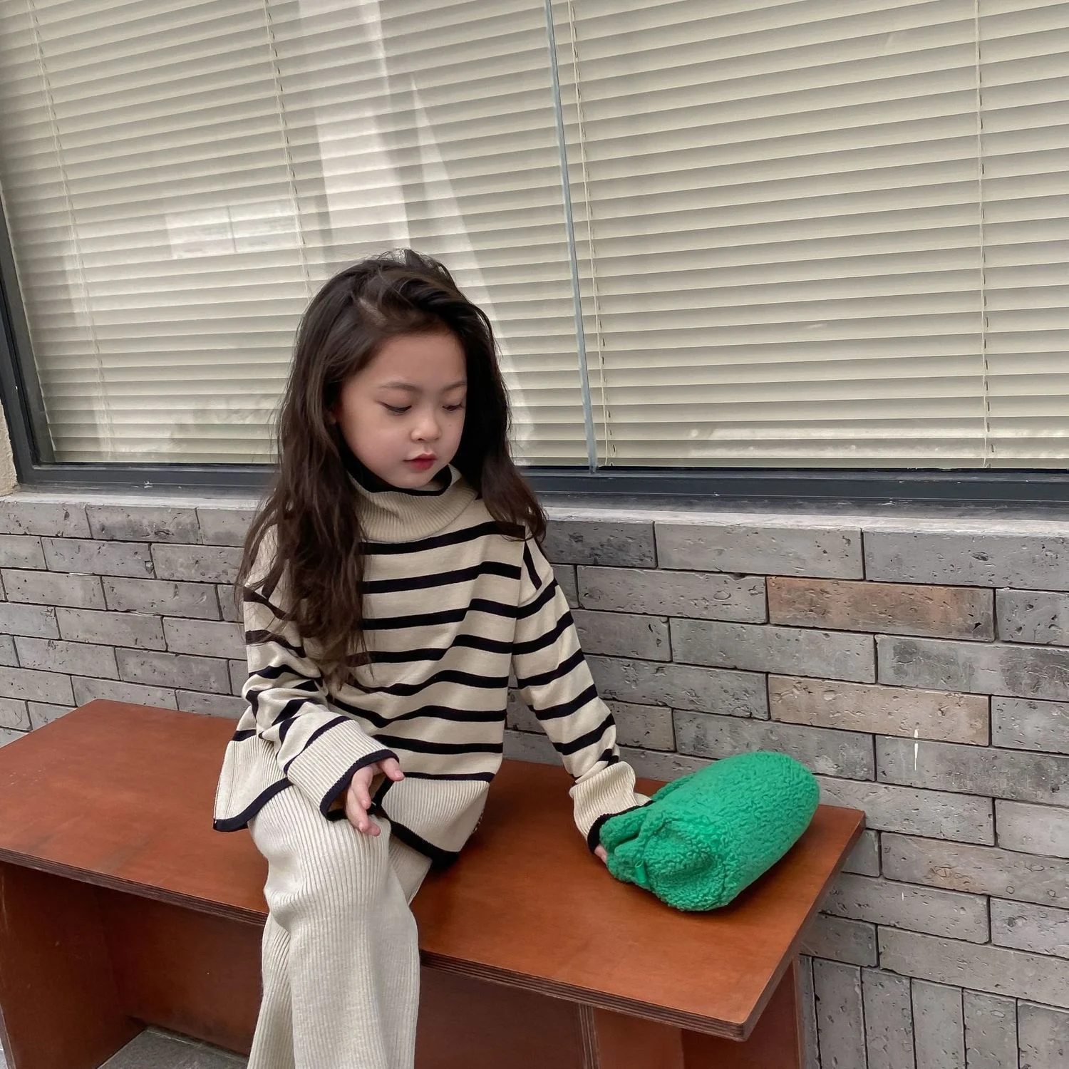 Conjunto de suéter de gola alta listrado e calças de duas peças para meninas, proporciona conforto e estilo, ideal para o inverno e dias frios. — foto 8