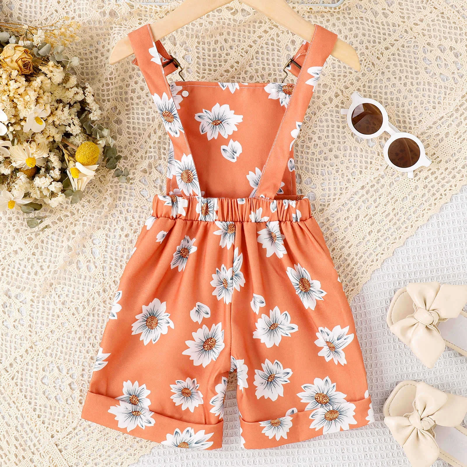 Title 8, Vestido suspensório infantil com estampa floral...