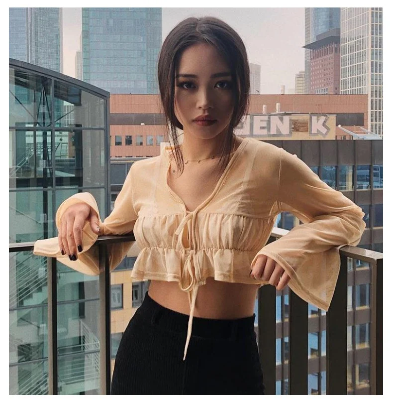 Cardigan da donna con maniche a campana e lacci, un capo elegante e versatile, perfetto per creare outfit comodi e alla moda. — foto 8
