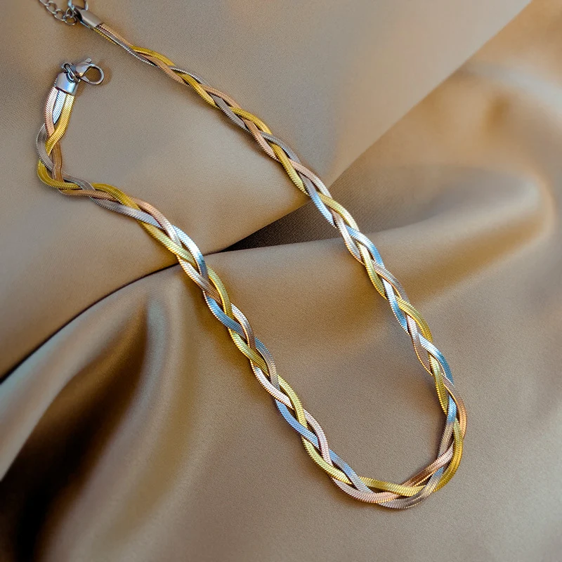 Colar curto de malha com torção de massa frita, um acessório divertido e único que adiciona estilo e originalidade a qualquer roupa. — foto 1