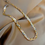Colar curto de malha com torção de massa frita, um acessório divertido e único que adiciona estilo e originalidade a qualquer roupa. — foto 1