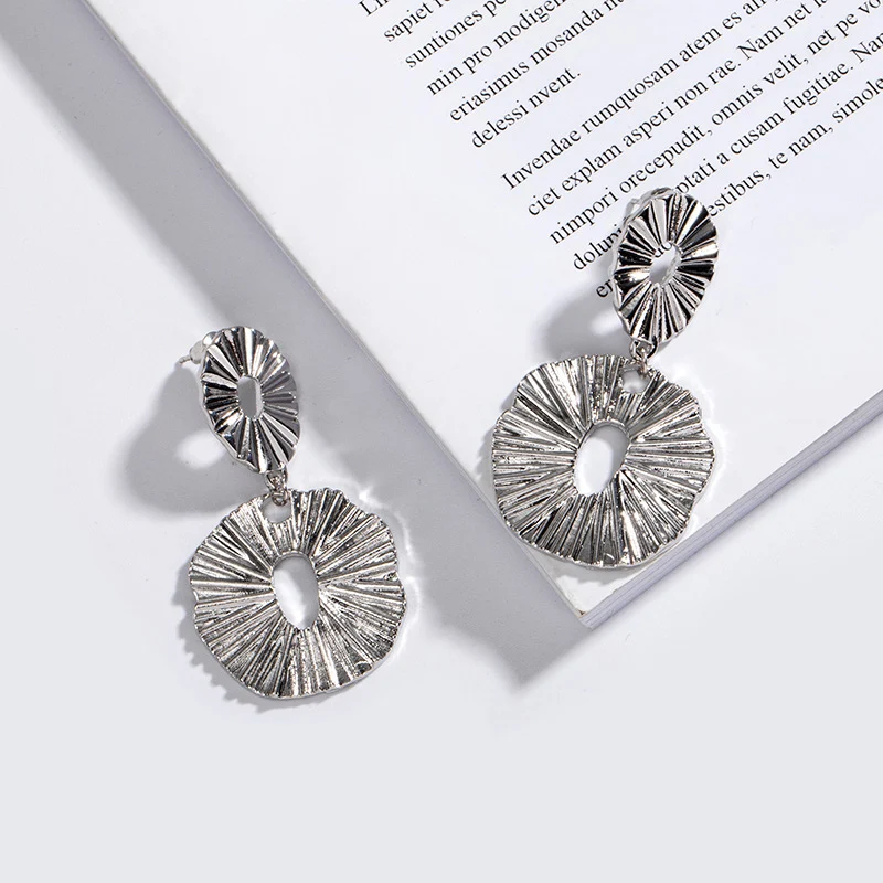 Brincos femininos de círculo de atmosfera multicírculo. Adicione elegância com estes brincos que complementam seu estilo. Perfeitos para um toque moderno e sofisticado. — foto 16