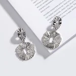 Brincos femininos de círculo de atmosfera multicírculo. Adicione elegância com estes brincos que complementam seu estilo. Perfeitos para um toque moderno e sofisticado. — foto 16