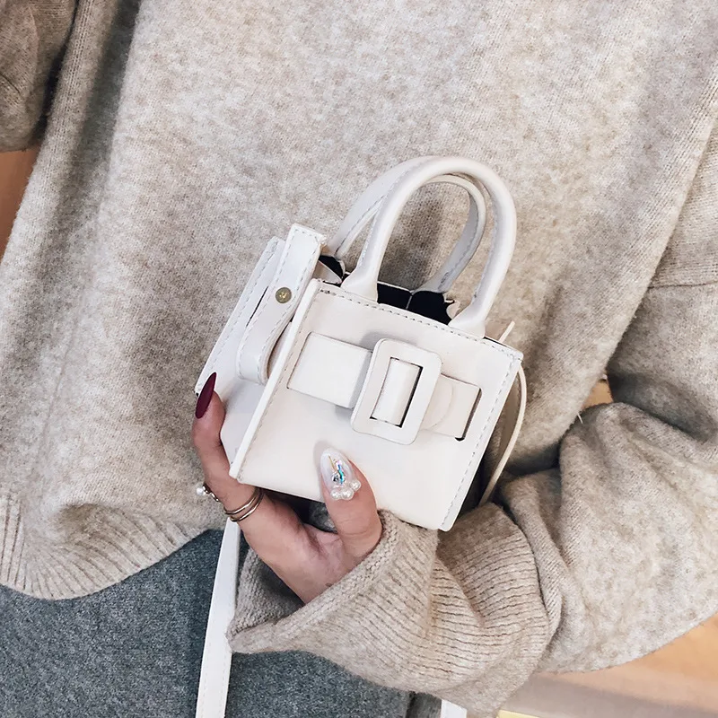 Bolsa quadrada pequena versátil para todas as ocasiões. Compacta, elegante e ideal para carregar seus itens essenciais diários com estilo e praticidade. — foto 4