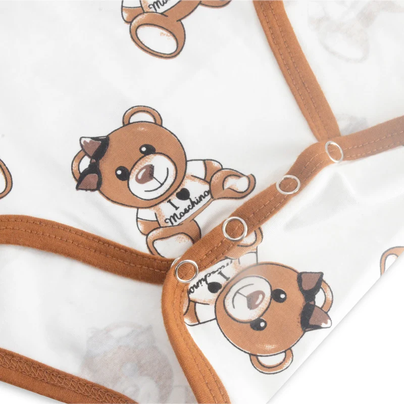 Macacão branco para bebê, perfeito para recém-nascidos e bebês. Conforto e estilo para o dia a dia. Ideal para brincar, dormir e passear com seu bebê. — foto 5
