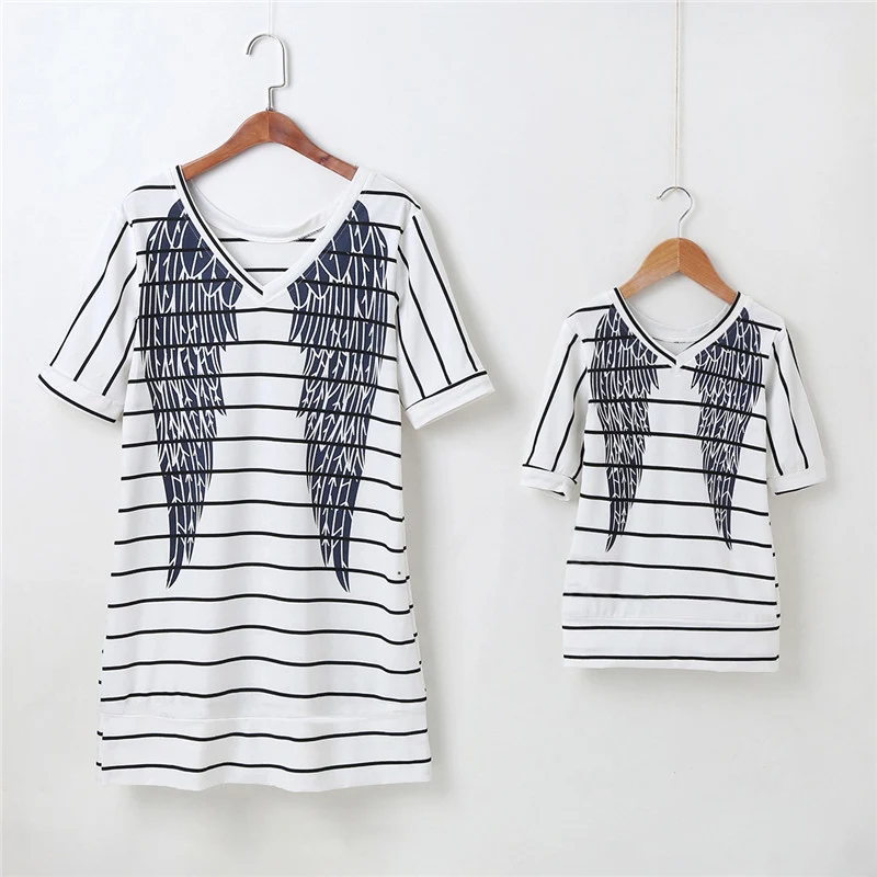 Gestreepte jurk met korte mouwen Zomerfamilie bijpassende outfits — foto 5