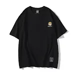 Camiseta vintage bordada de manga curta. Conforto e estilo retrô em uma camiseta de algodão macio. Perfeita para looks casuais e cheios de charme. — foto 4