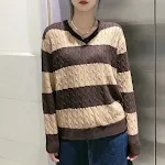 Suéter listrado com decote em V, tricô solto e detalhe torcido. Perfeito para um visual casual e confortável com um toque moderno. — foto 4