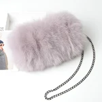Bolso bandolera de piel de zorro con cadena para mujer, cálido y elegante. Ideal para hombro o cruzado. Un accesorio de moda de lujo. — foto 9
