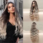 Peruca longa cacheada loira com degradê marrom médio, para mulheres que buscam um visual natural e charmoso. Cabelo volumoso e estiloso. — foto 5