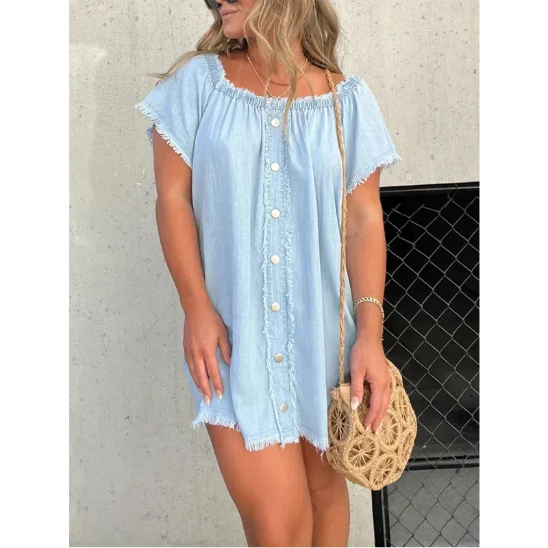 Abito donna in denim off-shoulder con nappe. Perfetto per un look casual chic, ideale per l'estate e le serate informali. — foto 6