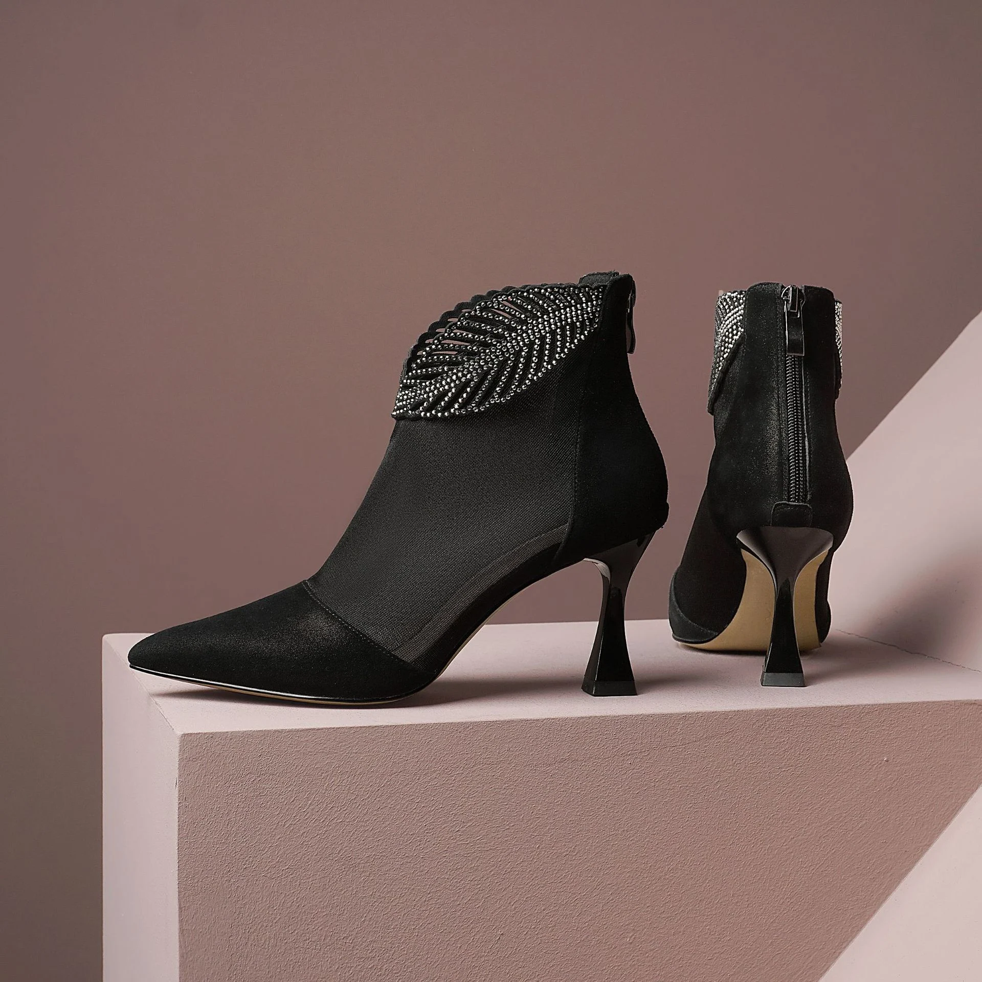 Spitse high heel enkellaarzen met ritssluiting achter. Elegante damesschoenen voor een stijlvolle uitstraling en perfect voor elke gelegenheid. — foto 6