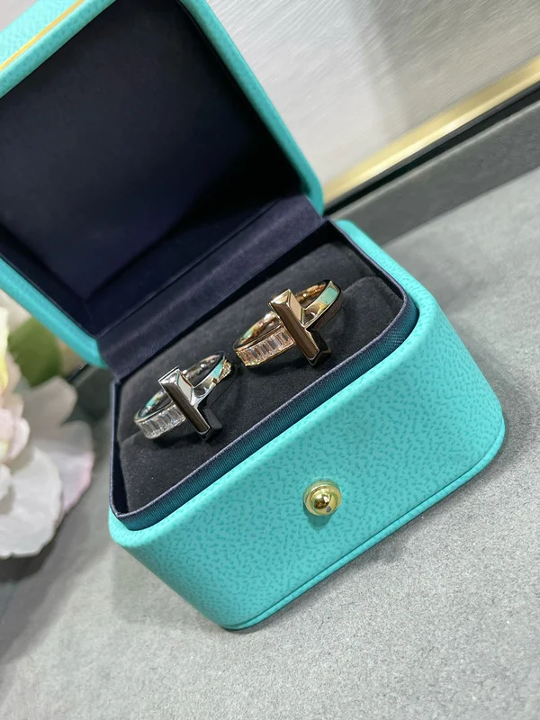 Anel de diamante quadrado largo V Gold. Sofisticação e brilho incomparáveis. Perfeito para celebrações e momentos memoráveis. — foto 1