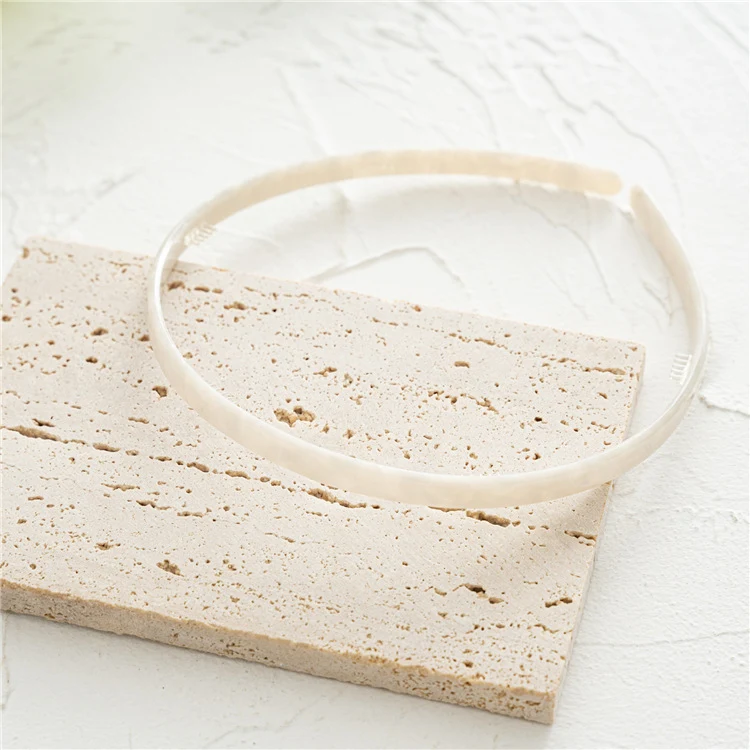 Diadema de pelo de acetato para mujer europeo y elegante, accesorio fino, estilo sofisticado y belleza realzada. — foto 4