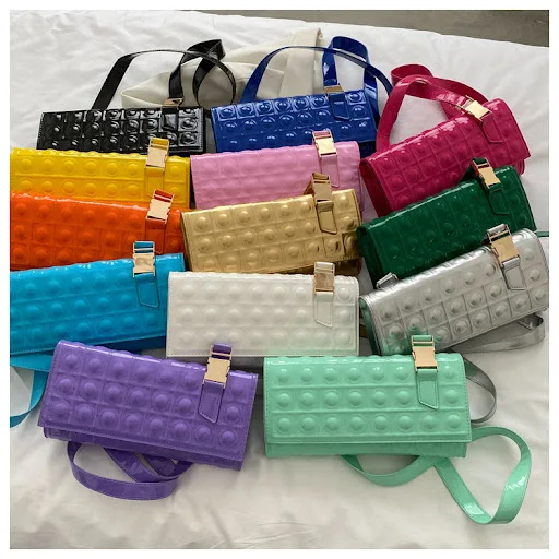 Title 7, Bolso pequeño cuadrado con cadena de diamantes ...