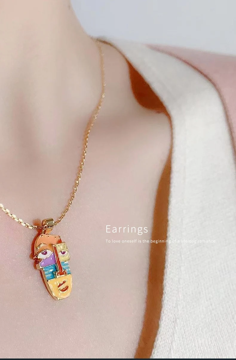 Title 4, Colar Feminino Esmaltado com Banho de Ouro 18K....