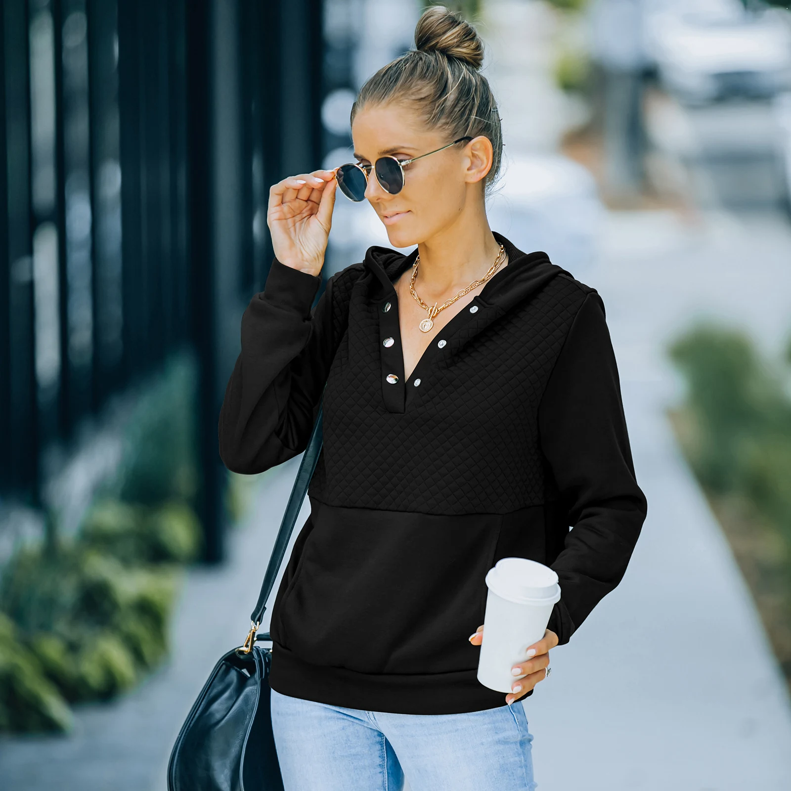 Moletom com capuz de manga longa feminino Conforto e estilo para o inverno Peça versátil para diversas ocasiões Ideal para looks casuais e confortáveis Combine com calças jeans ou leggings — foto 5