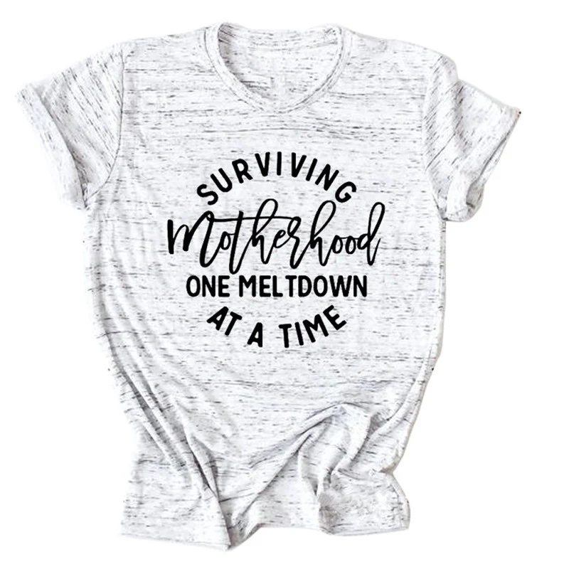 Camiseta casual solta com mangas curtas, gola redonda e design simples com letras. Perfeita para um visual descontraído e confortável. — foto 14