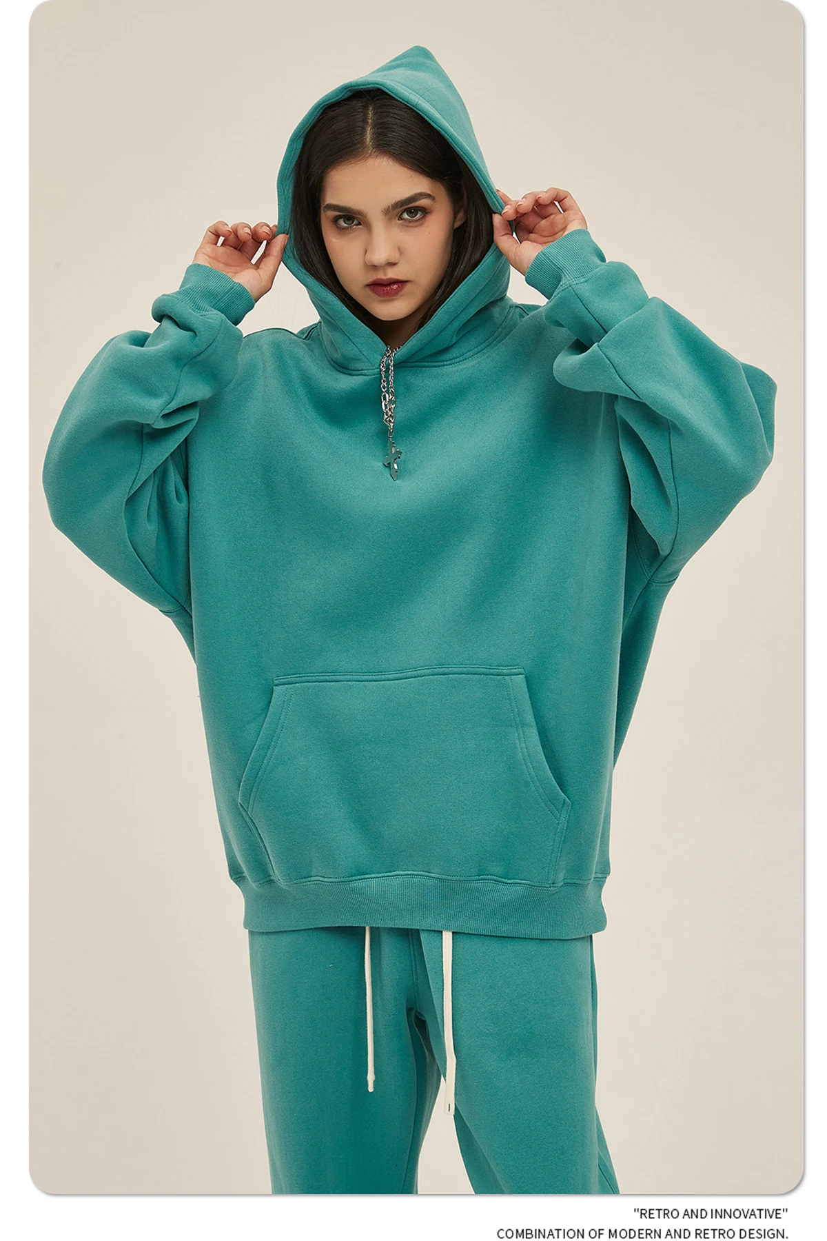 Moletom grosso com capuz da marca. Conforto e aquecimento superiores. Ideal para o inverno e climas frios. Desfrute do frio com estilo e proteção. — foto 7