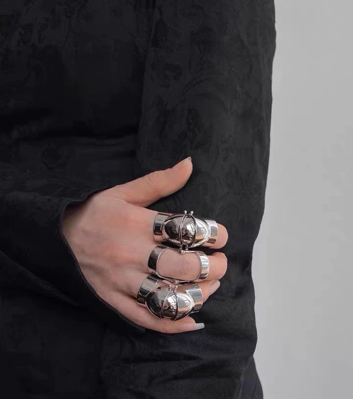Anel de armadura de metal simples e móvel para casais. Um presente único e um símbolo de amor duradouro. Para usar juntos. — foto 12