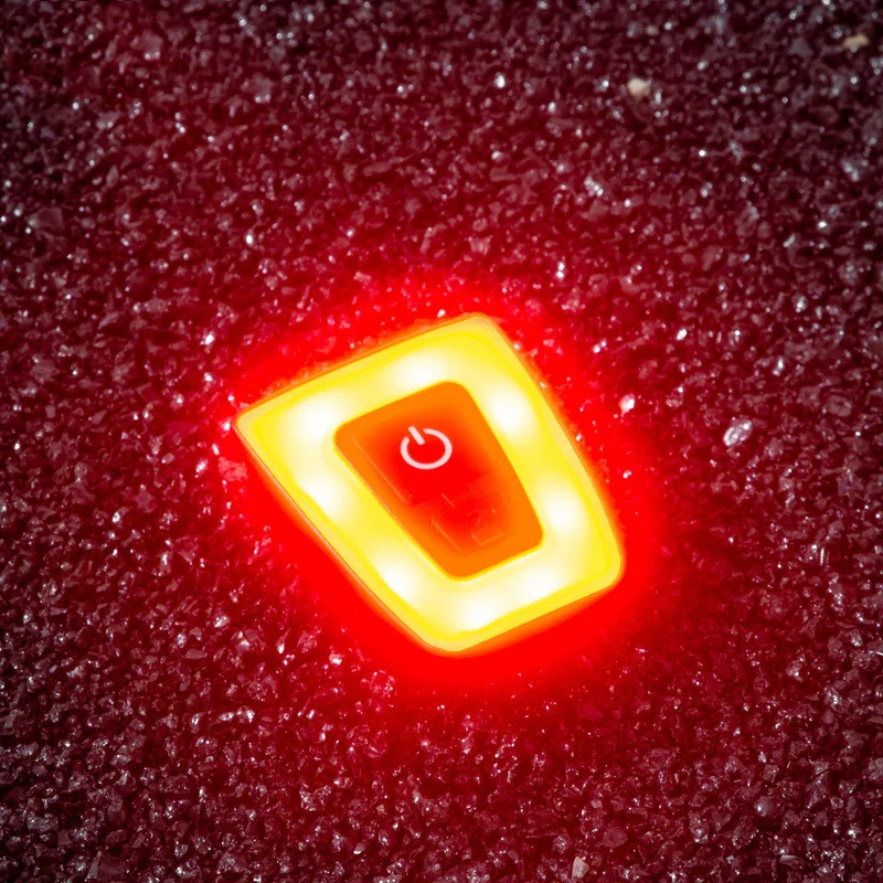 Capacete de bicicleta com luz traseira USB recarregável no tubo do selim, equipamento de ciclismo ao ar livre com alerta de segurança. — foto 6