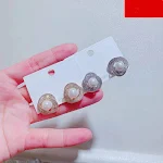 Brincos de Stud Espiral com Strass de Agulha de Prata e Pérolas para Mulheres. Adicione um toque de glamour e sofisticação ao seu visual. — foto 5