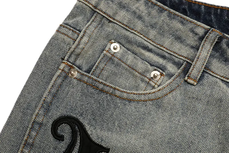 Jeans Vintage Hombre con Parches de Letras, Bordado de Cuero, Estilo Retro, Ajuste Cómodo y Diseño Único para un Look Clásico y Auténtico. — foto 3