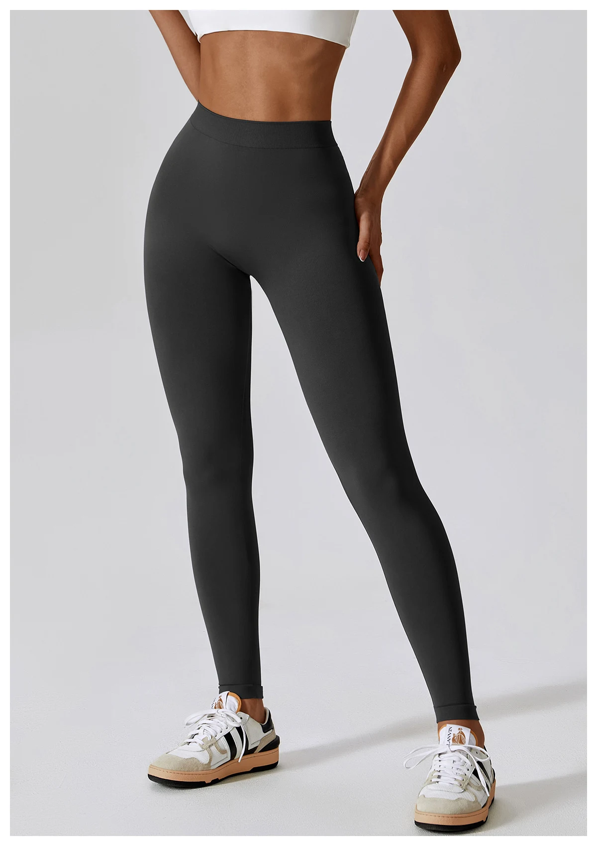 Title 2, Peach hip raise fitness legging met V-taille, b...