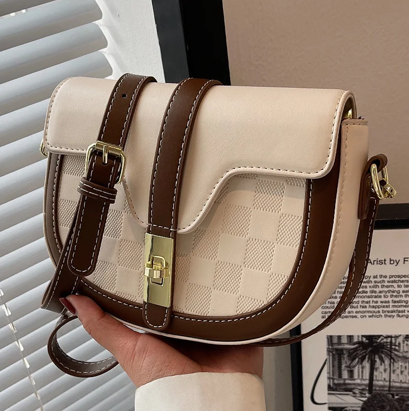 Bolsa mensageiro feminina de nicho, estilo sela, ideal para o dia a dia. Design elegante e prático, perfeita para carregar seus essenciais com conforto e estilo. — foto 13