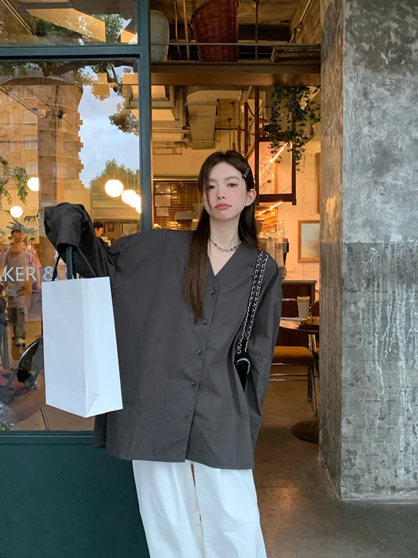 Camicia donna ampia casual con scollo a V e maniche lunghe, perfetta per un look rilassato e confortevole. Ideale per ogni occasione, comfort garantito. — foto 16