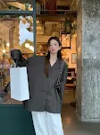 Camicia donna ampia casual con scollo a V e maniche lunghe, perfetta per un look rilassato e confortevole. Ideale per ogni occasione, comfort garantito. — foto 16