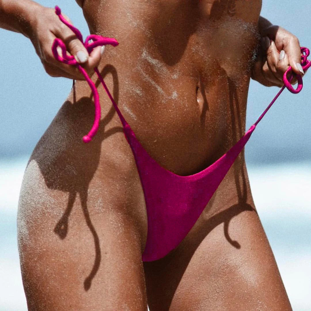 Kadın bağcıklı üçgen tanga, seksi ve rahat. Vücudunuzu şekillendirmek ve mükemmel, şehvetli bir uyum sunmak için idealdir. — Fotoğraf 2