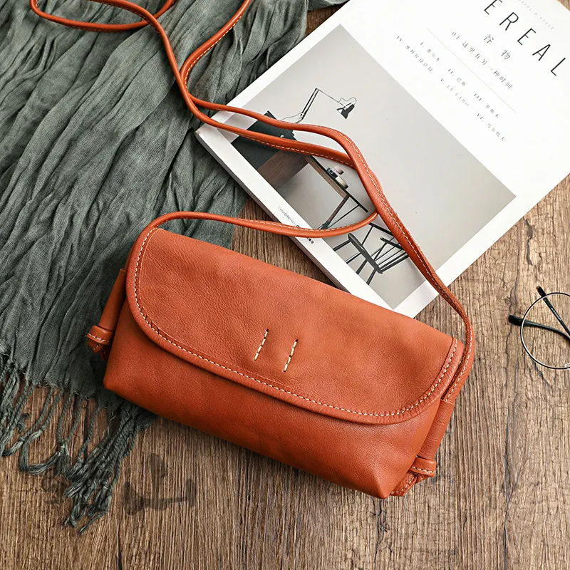 Bolsa de ombro horizontal em couro macio, estilo literatura vintage. Leve seus pertences com elegância e estilo, ideal para o dia a dia. — foto 8