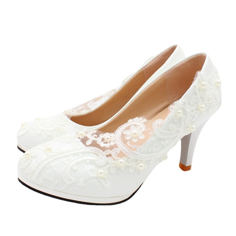 Neue Braut High Heels mit Spitze und weißen niedrigen Absätzen. Elegantes & bequemes Schuhwerk für die Hochzeit. — foto 7