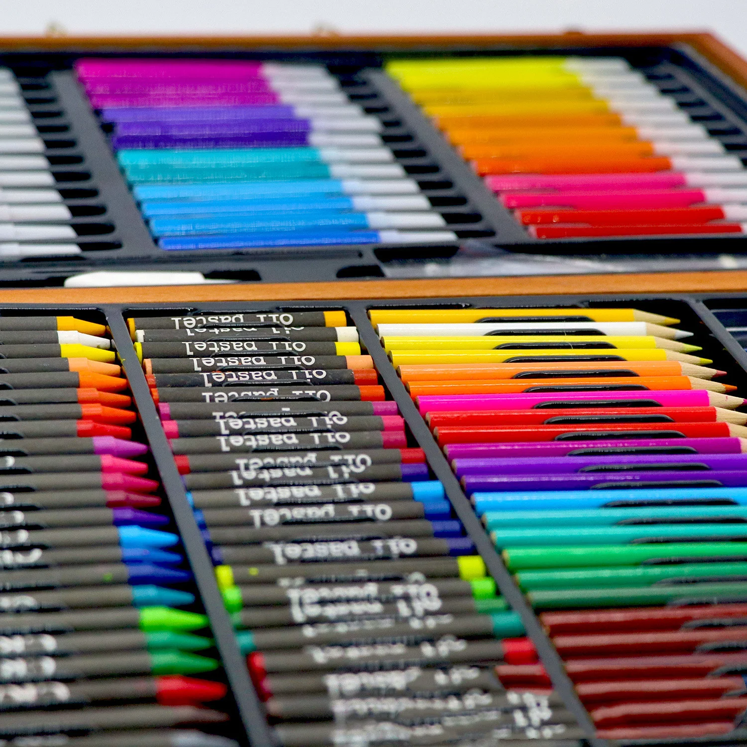 Title 2, Conjunto de materiais de pintura em caixa de ma...