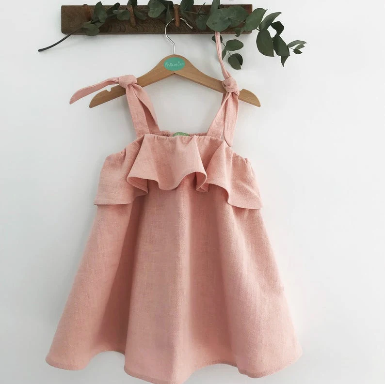 Vestido infantil com saia plissada e babados, charmoso e confortável. Perfeito para ocasiões especiais ou uso diário, um encanto! — foto 2