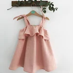 Vestido infantil com saia plissada e babados, charmoso e confortável. Perfeito para ocasiões especiais ou uso diário, um encanto! — foto 2