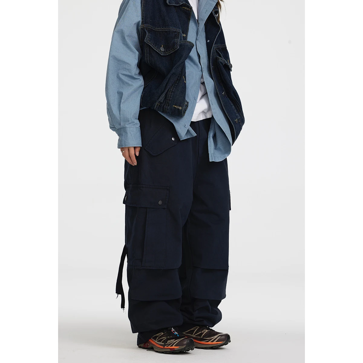 Retro Multi-Pocket Cargo Pants for Men and Women. Stylish and functional for everyday wear. Plenty of storage for your e — photo 6