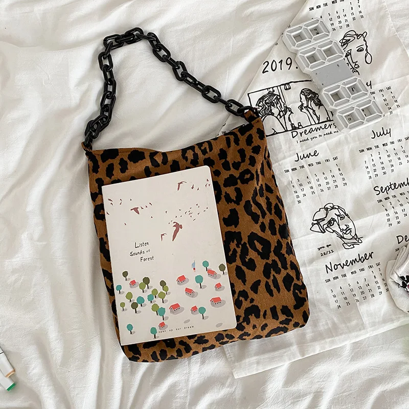 Bolsa de tecido de veludo cotelê com zíper e uma alça de ombro, elegante e funcional, perfeita para transportar seus pertences essenciais com praticidade e estilo. — foto 13