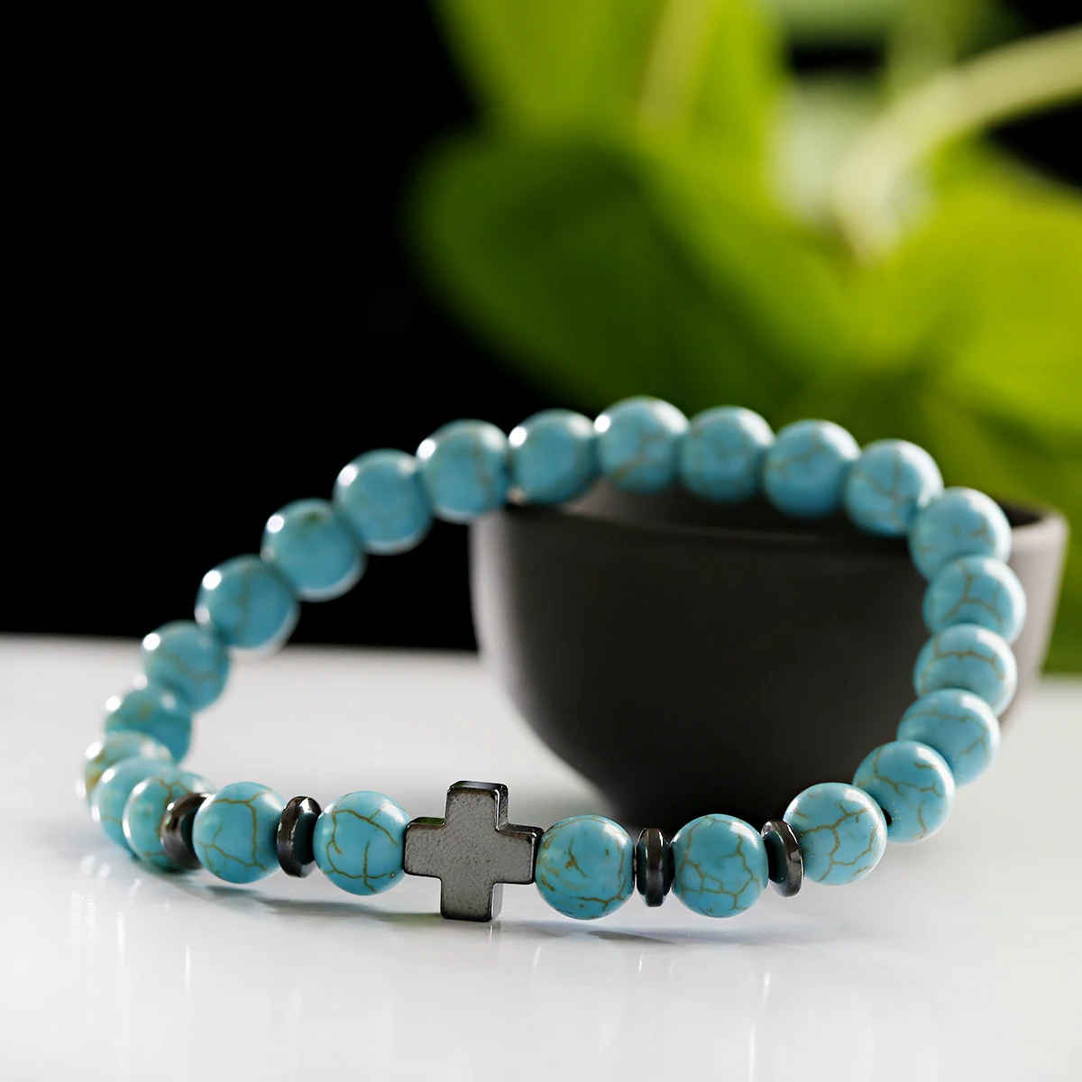 Pulseira Personalizada com Contas de Madeira e Cruz de Aço, um presente especial. Design único e elegante, perfeito para qualquer ocasião. — foto 10