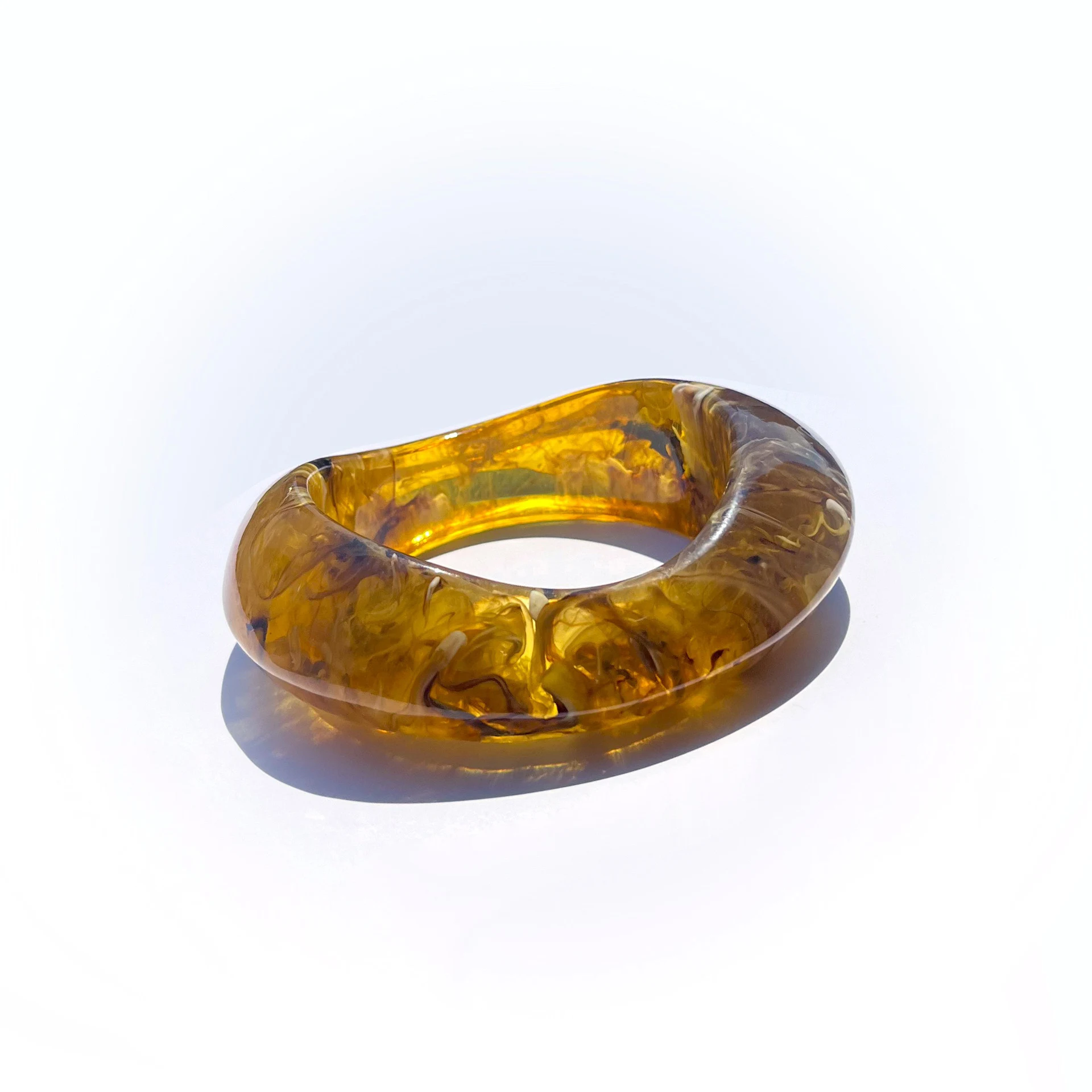Pulseira de resina irregular grande e exagerada europeia e americana para mulheres. Adicione um toque audacioso e moderno ao seu visual com esta peça única. — foto 3