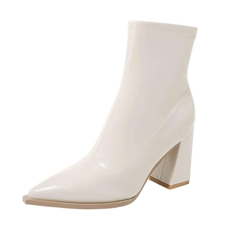 Botas femininas justas brancas de outono e inverno. Perfeitas para looks elegantes e quentes. Botas skinny oferecem estilo e conforto. Ideal para o inverno. — foto 2