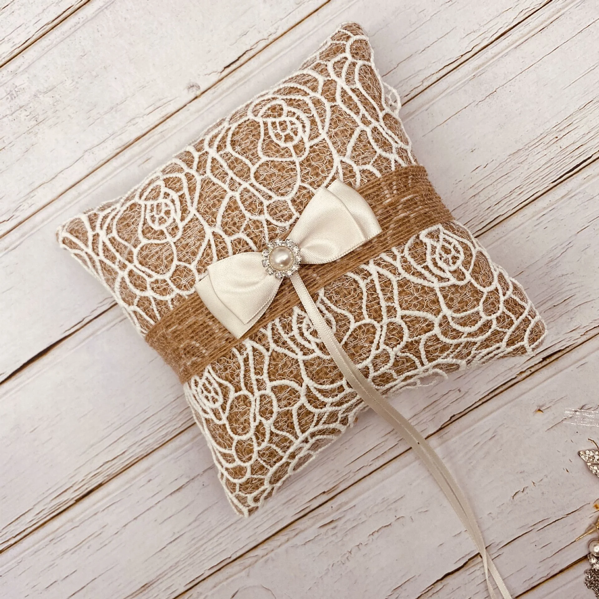 Almofada para anel com laço de pérolas e caixa. Apresente suas alianças com elegância em casamentos, noivados. Design charmoso, lembrança perfeita. — foto 1