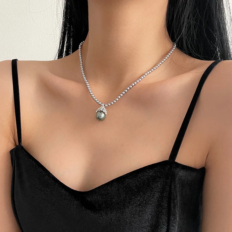 Colar com Pingente Coroa Zircônia Pérola Estilo Francês. Elegância e charme, ideal para realçar sua beleza. Presente perfeito para mulheres. — foto 6