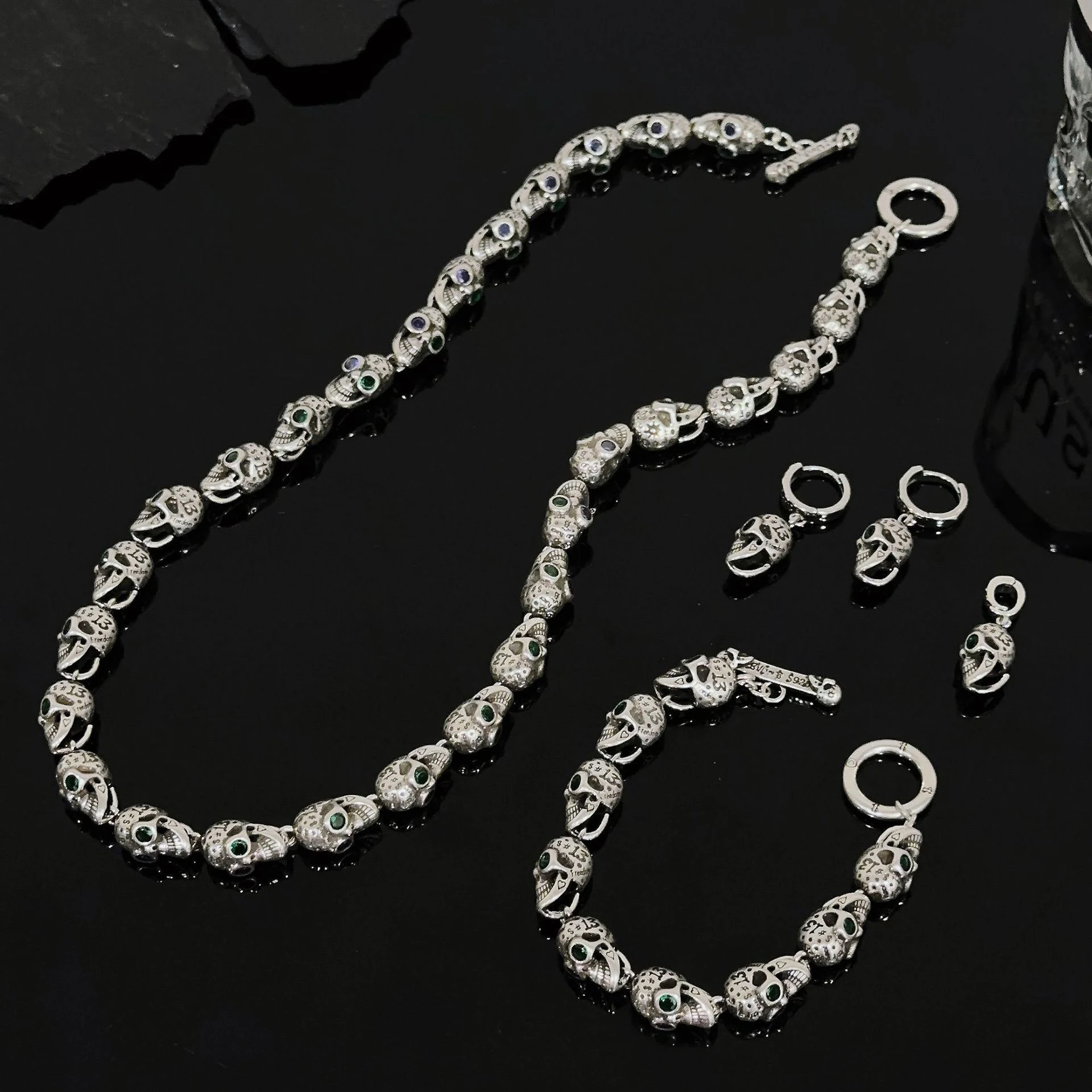 Conjunto Cooperized Silver com colar, pulseira e brincos de caveira 3D Heavy Industry. Design ousado para um visual impactante. — foto 16