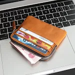 Portafoglio orizzontale in pelle retrò, ultra sottile in vera pelle bovina. Comodo ed elegante per carte e contanti, un accessorio essenziale. — foto 3