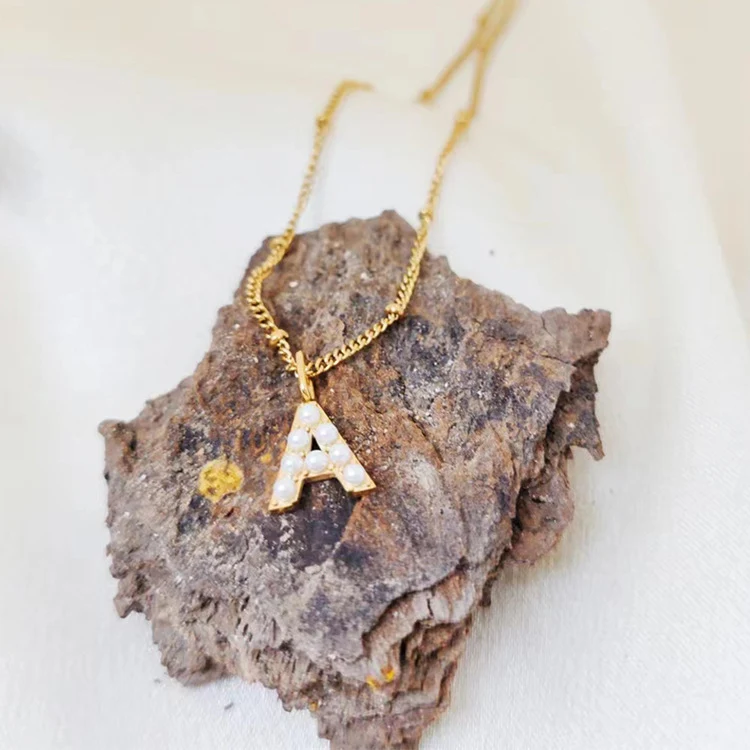 Colar de aço inoxidável simples com pingente de letra e pérola, 26 pérolas, corrente clavícula, um acessório elegante e delicado. — foto 80