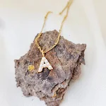 Colar de aço inoxidável simples com pingente de letra e pérola, 26 pérolas, corrente clavícula, um acessório elegante e delicado. — foto 80